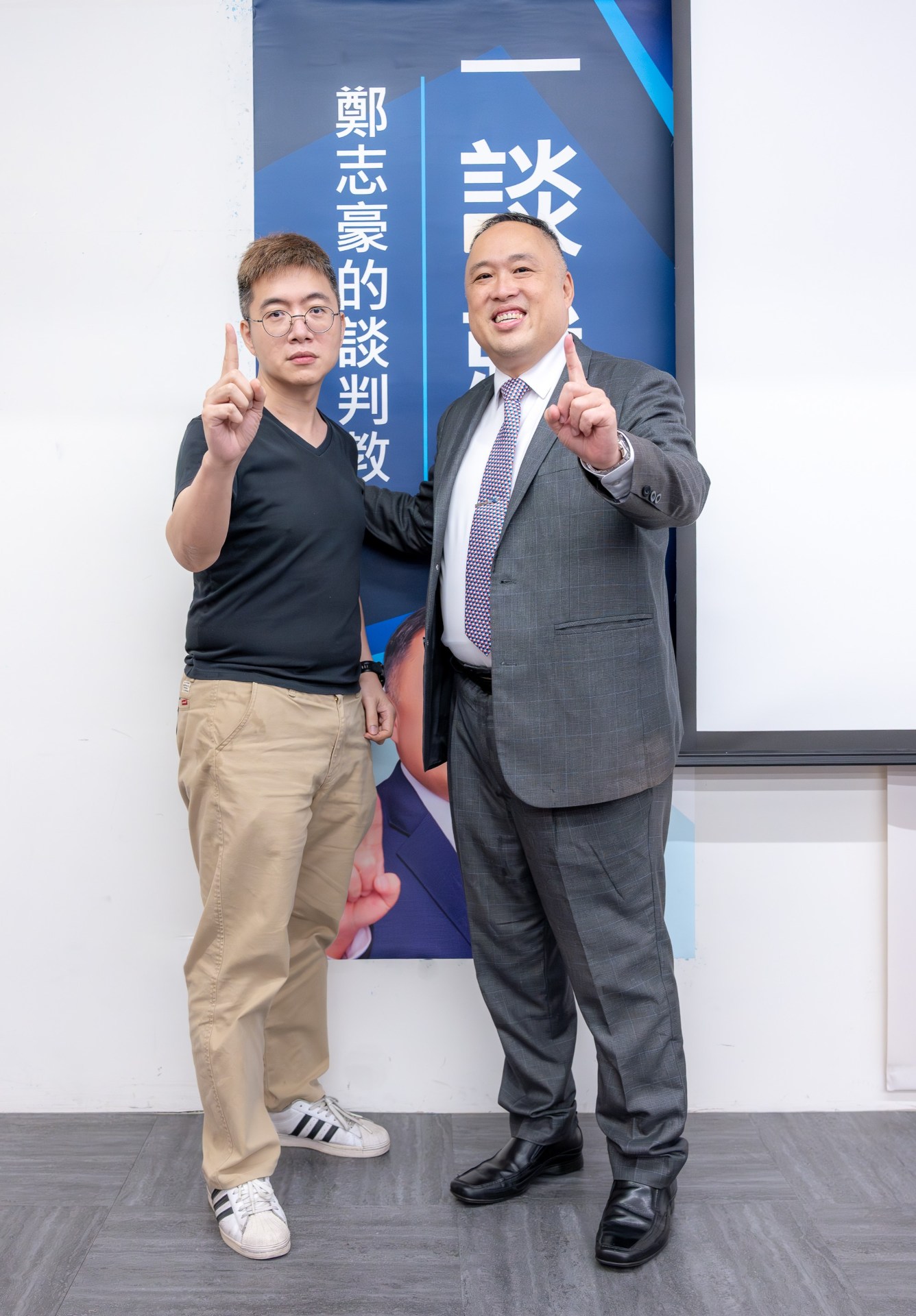 一談就贏課程心得|上完才知道,和我以前理解的「談判」完全不一樣 - 第4張圖 一談就贏課程學員與講師鄭志豪(Alex)在課程看板前合影留念,比出象徵第一名的手勢。