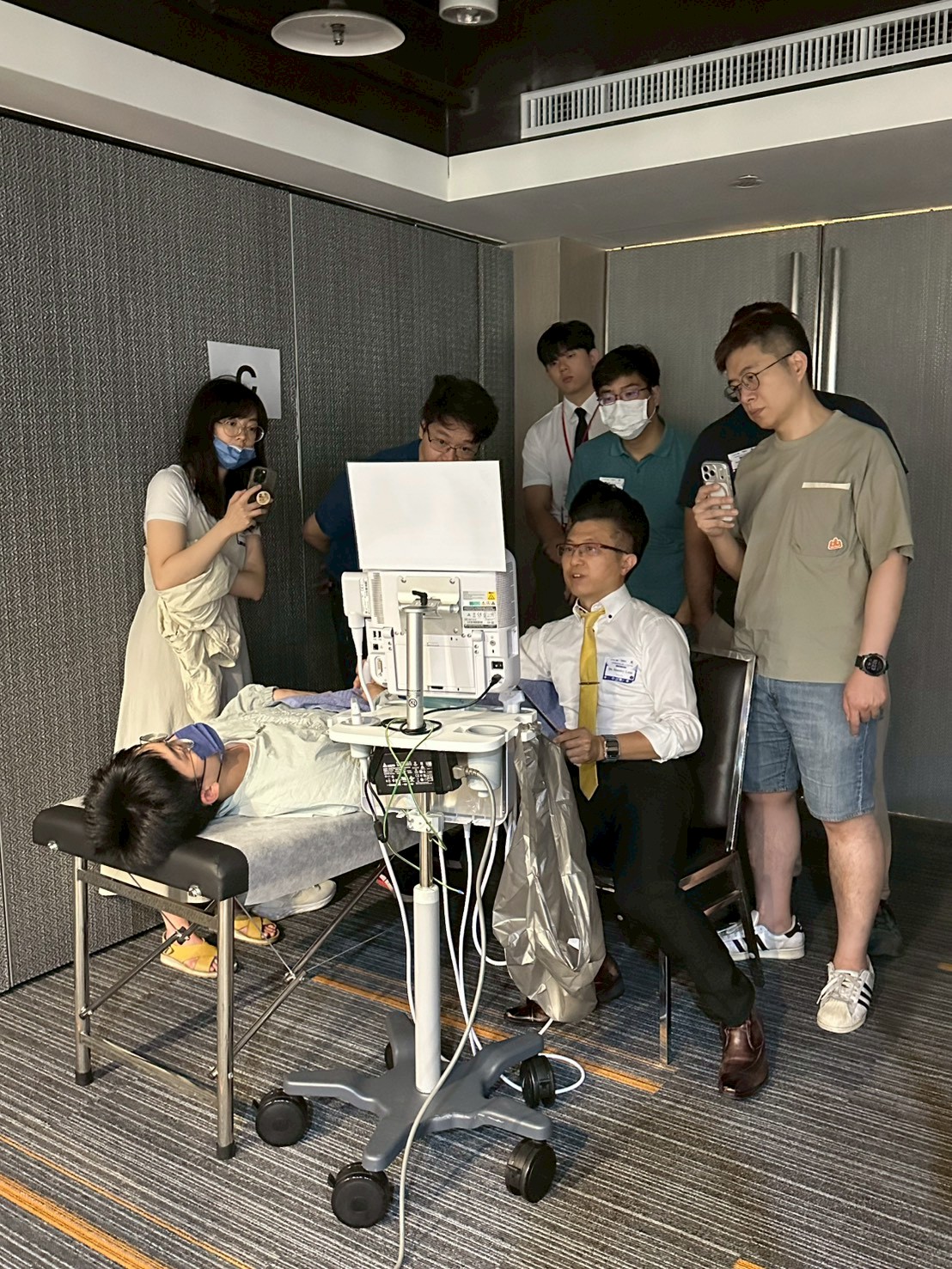 超音波進修心得 | MSKUS 台北國際工作坊,疼痛科醫師學到的一件事 : 痛的地方不一定是病灶 - 第3張圖 下肢與脊椎超音波實作,學員近距離觀摩注射定位