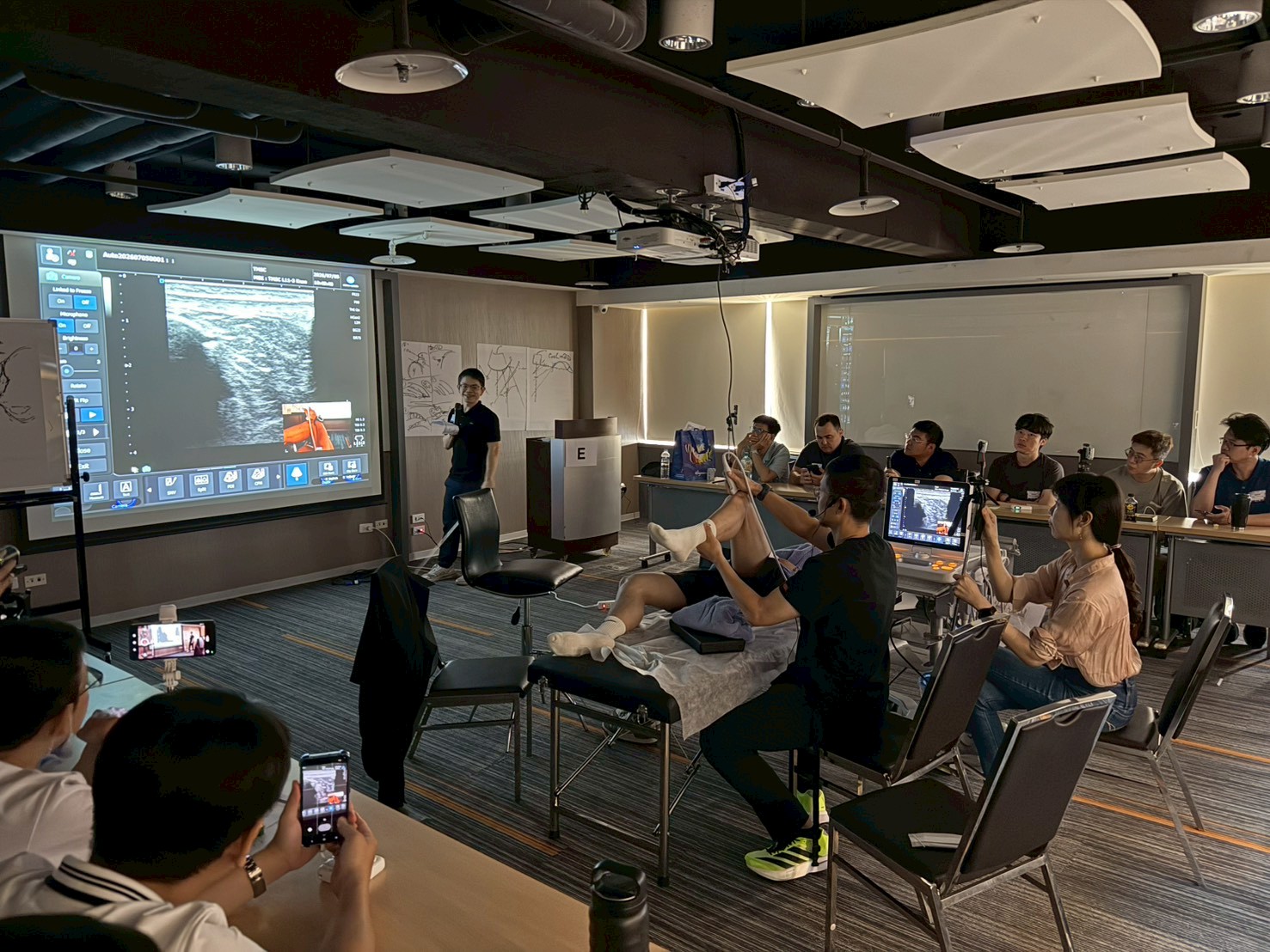 超音波進修心得 | MSKUS 台北國際工作坊,疼痛科醫師學到的一件事 : 痛的地方不一定是病灶 - 第1張圖 mskus 超音波工作坊大堂實作,講師示範下肢超音波掃描